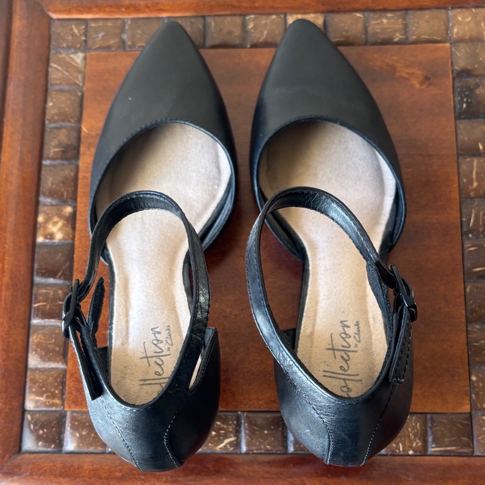 Clarks Linvale Edyth Black Pump with  Ankle Strap and Kitten Heels, size 7.5 - Picture 5 of 9